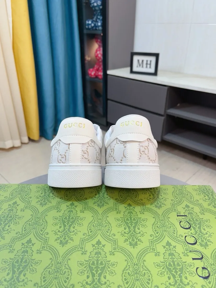 Men's men's shoes 💰400🌹🌹Gucci [Gucci] new model is on the market, the picture above is a must-sell. Top luxury brand, the latest fashionable casual men's shoes, trendy and versatile style, relaxed and sporty style, upper imported from Italy crocodile pattern cowhide ➕ genuine leather lining and ultra-fine workmanship. Original personalized and fashionable semi-air cushion raised outsole, light and comfortable on the foot, size 38-44